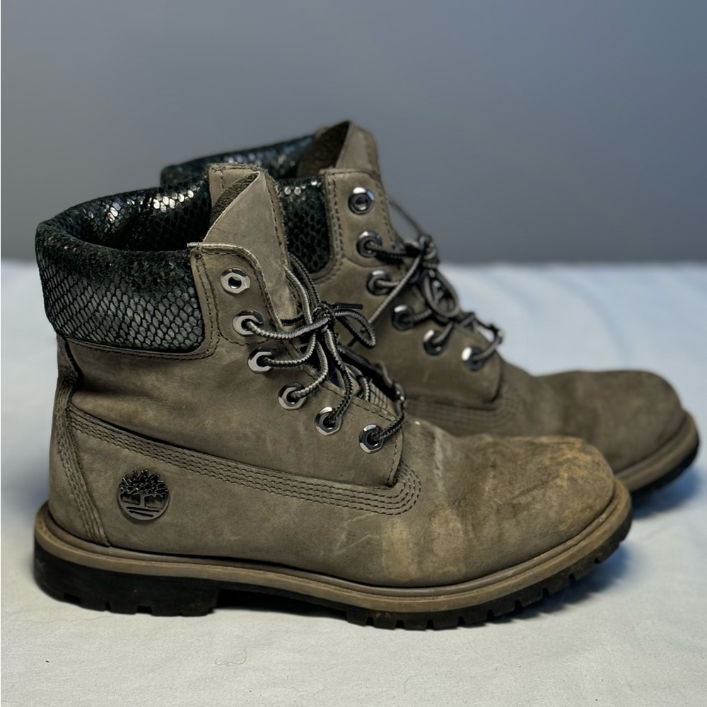 Timberland Women’s Combat Boots 6” Tan/Gray Nubek Snakeskin Size 7. Good treads